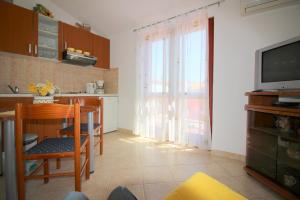 Kuchyň nebo kuchyňský kout v ubytování Apartment Radin near the beach