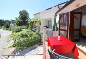 Balkón nebo terasa v ubytování Apartment Radin near the beach