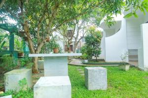 Garden sa labas ng Suwa Arana Resort