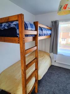 a bunk bed room with two bunk beds at Rabbit Haven - 4 minutes from Bicester Village! in Bicester