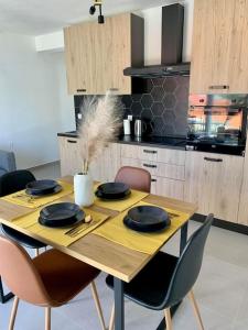 uma mesa de madeira com pratos e utensílios numa cozinha em Sea View Apartment - first row to the beach em Zubovići