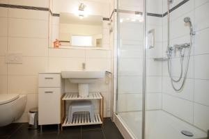 Ένα μπάνιο στο Haus-Zur-Mole-Wohnung-6-Strandgut +11 φωτογραφίες