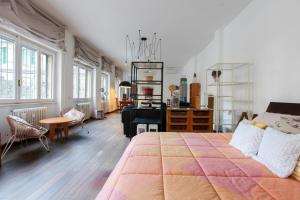 - une chambre avec un grand lit et un bureau dans l'établissement LOVELY MILANO - Beautiful loft with terrace in Porta Romana, à Milan