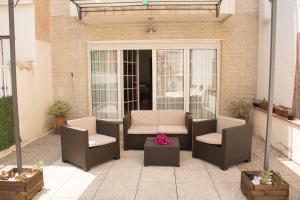 un patio con 2 sillas y una mesa en CASA OASIS, en Calella