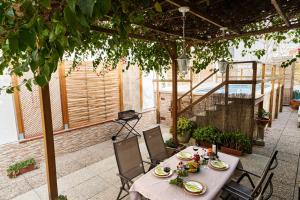 una mesa con platos de comida en el patio en CASA OASIS en Calella