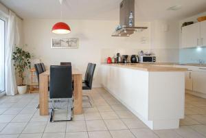 Nhà bếp/bếp nhỏ tại Haus-Ostseeapartments-am-Fehmarnsund-Wohnung-29-Ostseejuwel +10 ảnh