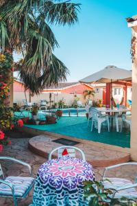una mesa con un sombrero de Santa en un patio en Courtesy Apartments Aruba, en Oranjestad