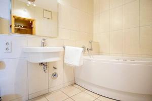 Phòng tắm tại Haus-Ostseeapartments-am-Fehmarnsund-Wohnung-28-White-Pearl +8 ảnh