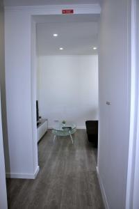 sala de estar con mesa de cristal y sofá en Apartamento DAVI en Funchal