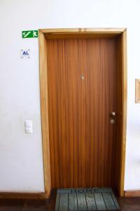 una puerta de madera en un edificio en Apartamento DAVI en Funchal