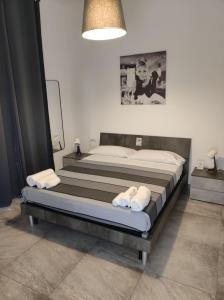 duże łóżko w pokoju z: w obiekcie UN PASSO DAL MARE bed&breakfast San Salvo Marina w mieście San Salvo +37 zdjęć