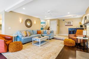 ein Wohnzimmer mit einem blauen Sofa und einem Tisch in der Unterkunft North Beach D in San Clemente