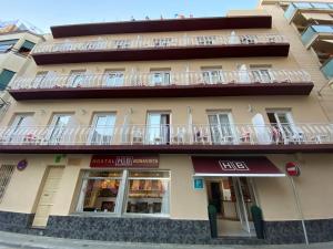 Un edificio con balcones a los lados. en Hostal Bonavista, en Calella