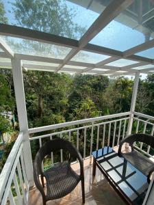 Rõdu või terrass majutusasutuses Munnar Ice Queen Resorts