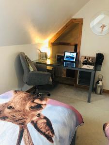 a bedroom with a desk and a desk with a laptop at Inverness Holiday House - 2 Bedroom in Inverness