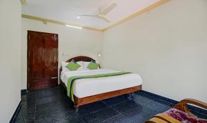 1 dormitorio con 1 cama y ventilador de techo en Itsy By Treebo - The Waters Edge Beach Resort, en Kovalam