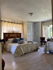 ein großes Schlafzimmer mit 2 Betten und einem Fenster in der Unterkunft Casaantivero boutique,casa de huéspedes in San Fernando