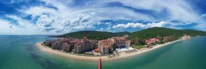 een luchtzicht op een resort op een strand bij Menada Andalusia Apartments in Elenite