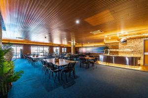 Carnarvon Motel餐厅或其他用餐的地方