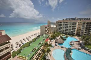 eine Luftansicht auf das Resort und den Strand in der Unterkunft The Royal Islander – An All Suites Resort in Cancún