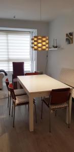 ein Esszimmer mit einem Tisch und einigen Stühlen in der Unterkunft Casa cómoda y equipada para 6 en centro pueblo in Torroella de Montgrí + 5 Fotos