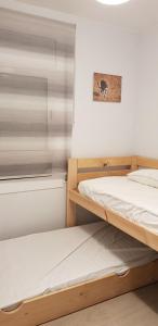 ein Schlafzimmer mit zwei Etagenbetten und einem Fenster in der Unterkunft Casa cómoda y equipada para 6 en centro pueblo in Torroella de Montgrí