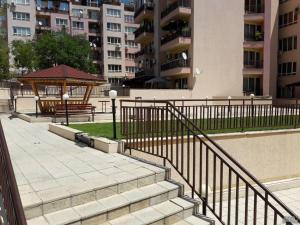 eine Treppe mit einem Pavillon in einer Stadt in der Unterkunft Апартамент Орхид Хилс in Warna