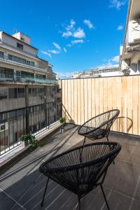 uma varanda com dois bancos no topo de um edifício em Penthouse Apartments, The Luxury Suites em Tessalônica