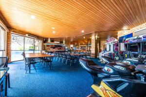 Carnarvon Motel餐厅或其他用餐的地方