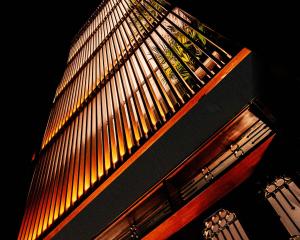 齐克拉约Casa Patrones的一座建筑,上面有木栅栏和灯