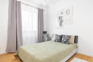 Ліжко або ліжка в номері Sadyba Purple Luxury Apartment
