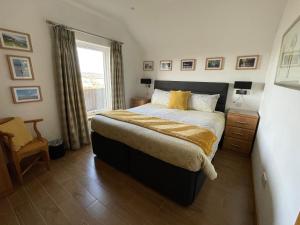 Un pat sau paturi într-o cameră la The Annexe at Rauldon