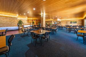 Carnarvon Motel餐厅或其他用餐的地方