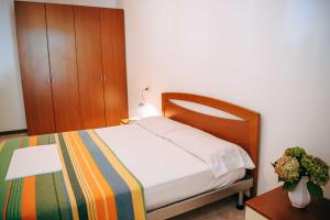 a bedroom with a bed and a cabinet and a table at Camping Wien in Peschiera del Garda