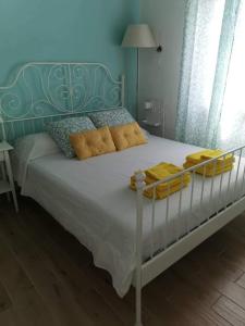 A bed or beds in a room at Cara Catherine