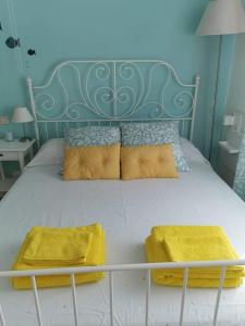 A bed or beds in a room at Cara Catherine