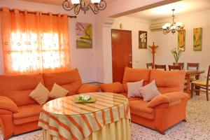 A seating area at Apartamento Cortes
