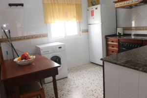 A kitchen or kitchenette at Apartamento Cortes Még 16 kép
