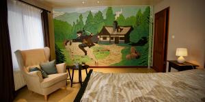 - une chambre avec un grand tableau mural dans l'établissement De Strikker, à Balen