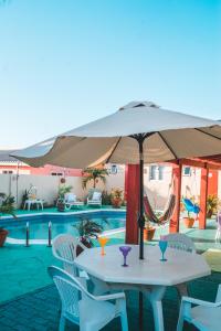 Bazén v ubytování Courtesy Apartments Aruba nebo v jeho okolí
