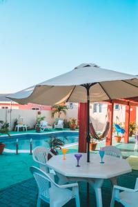 A piscina localizada em Courtesy Apartments Aruba ou nos arredores