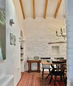 Un comedor con mesa y sillas en Casa no Montinho, en Ourique