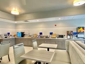 a waiting room with a table and a kitchen at Best Western Brockport Inn & Suites in Brockport