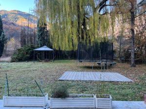 - un jardin avec une table de pique-nique et un kiosque dans l'établissement Ô SAINT MICHEL, à Saint-Michel-de-Maurienne