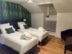 two beds in a room with green wallpaper at Ô SAINT MICHEL in Saint-Michel-de-Maurienne