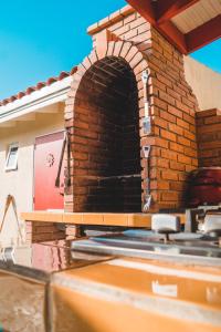 um forno de tijolos numa casa com uma parede de tijolos em Courtesy Apartments Aruba em Oranjestad