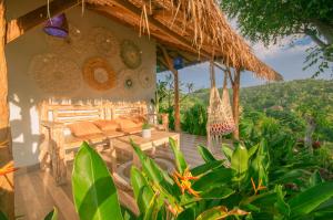 珀尼达岛kaje cottage & restaurant的一间卧室,配有床和一些植物