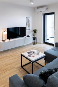 Telewizja i/lub zestaw kina domowego w obiekcie Downtown Apartments ,next to Spodek-free parking