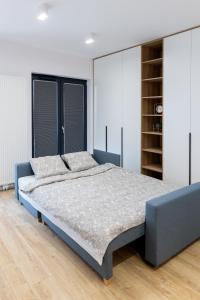 een slaapkamer met een groot bed in een kamer bij Downtown Apartments ,next to Spodek-free parking in Katowice
