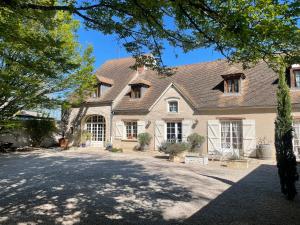 una casa grande con techo de tejas en Fleurs de Vignes Piscine, en Montagny-lès-Beaune